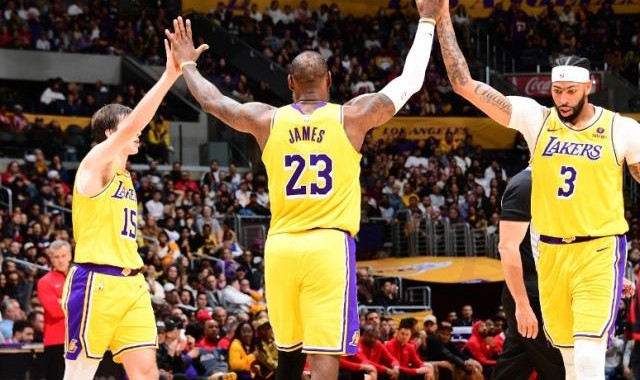 九游体育-湖人反超国王升至第八 前六争夺战将死磕太阳