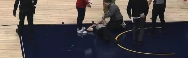 九游体育-NCAA女篮爆发激烈冲突，一女裁判被球员击晕在地&amp;amp;8人被驱逐