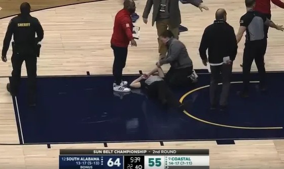 九游体育-NCAA女篮爆发激烈冲突，一女裁判被球员击晕在地&amp;amp;8人被驱逐